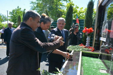 İcra başçısı antiterror əməliyyatlarında şəhid olmuş Emin Abbaszadənin doğum günü münasibəti ilə ailəsini ziyarət edib