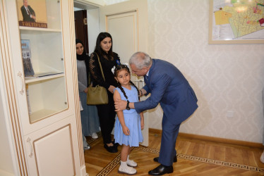 Rayon rəhbəri “Konstitusiya və Suverenlik İli” çərçivəsində  bu il ali məktəbə qəbul olan və birinci sinfə gedən şəhid övladları ilə görüşüb