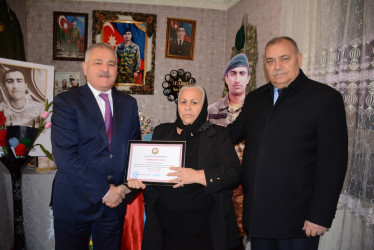 Rayon rəhbəri “Konstitusiya və Suverenlik İli” çərçivəsində şəhid anası Xuraman Məmişovanı 60 illik yubileyi münasibəti ilə təbrik edib