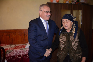 İcra başçısı şəhid anası Sənəm Abdullayevanı 80 illik yubileyi münasibəti ilə təbrik edib