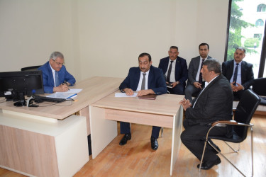 Rayon rəhbəri vətəndaş müraciətlərini dinləyib