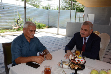 Rayon rəhbəri “Konstitusiya və Suverenlik İli” çərçivəsində Birinci Qarabağ müharibəsi əlili Şükür Qasımovun ailəsini ziyarət edib