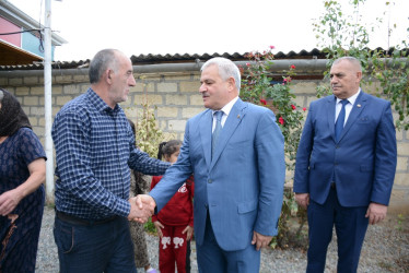 Rayon rəhbəri “Konstitusiya və Suverenlik İli” çərçivəsində Xoruzlu və Kəbirli kəndindən olan şəhid ailələri və qazilərlə görüş keçirib