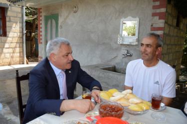Rayon rəhbəri “Konstitusiya və Suverenlik İli” çərçivəsində Birinci Qarabağ müharibəsi əlili Məzahir Əliyevin ailəsini ziyarət edib