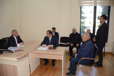 Rayon rəhbəri vətəndaş müraciətlərini dinləyib