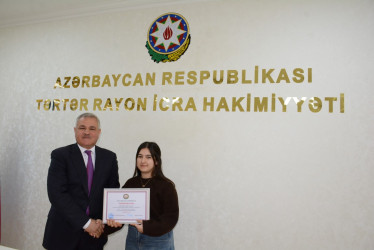 Tərtər Rayon İcra Hakimiyyətinin başçısı 2 fevral – Azərbaycan Gənclər Günü münasibətilə rayonda keçirilən rəsm sərgisi və əl işi müsabiqəsində fərqlənən məktəblilərlə görüş keçirib