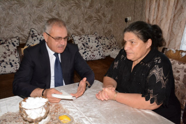Rayon rəhbəri 27 Sentyabr – Anım Günü ərəfəsində şəhid anası Zəminə Hüseynovanı  60 illik yubileyi münasibəti ilə təbrik edib