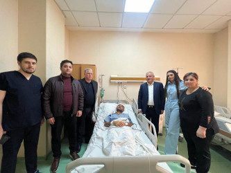 Tərtər Rayon İcra Hakimiyyətinin başçısı Ege Hospitalda cərrahiyə əməliyyat olunan və hazırda orda müalicə alan 3-cü qrup Vətən Müharibəsi əlili Elmin Mehdizadəni ziyarət edib