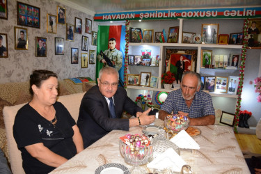 Tərtər Rayon İcra Hakimiyyətinin başçısı 27 Sentyabr – Anım Günü ilə əlaqədar Vətən müharibəsi şəhidi Eşqin Hüseynovun ailəsini ziyarət edib