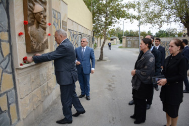 Rayon rəhbəri 27 sentyabr-Anım Gününün beşinci ildönümü ilə əlaqədar 3-cü dərəcəli “Vətənə xidmətə görə” ordenli şəhid Kənan Ağayevin ailə üzvləri ilə birlikdə onun adını daşıyan küçədə aparılan əsaslı təmir işləri ilə tanış olublar