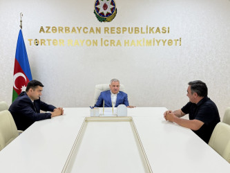 Rayon rəhbəri vətəndaş müraciətlərini dinləyib