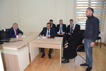 Rayon rəhbəri vətəndaş müraciətlərini dinləyib