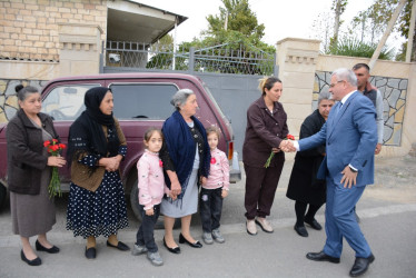 Rayon rəhbəri 27 sentyabr-Anım Gününün beşinci ildönümü ilə əlaqədar 3-cü dərəcəli “Vətənə xidmətə görə” ordenli şəhid Elnur İbrahimovun ailə üzvləri ilə birlikdə onun adını daşıyan küçədə aparılan əsaslı təmir işləri ilə tanış olublar