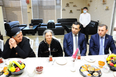 Rayon rəhbəri Nafatlanda müalicə alan şəhid ailələrini ziyarət edib
