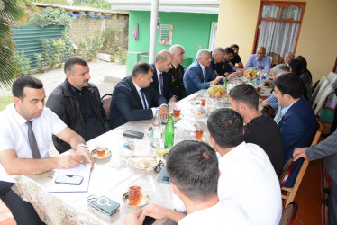 Rayon rəhbəri “Konstitusiya və Suverenlik İli” çərçivəsində Evoğlu kəndində şəhid ailələri və qazilərlə görüş keçirib