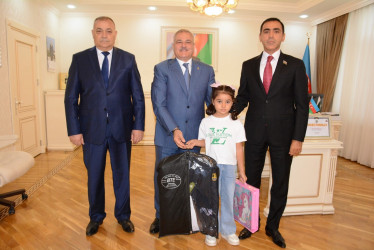 Rayon rəhbəri “Konstitusiya və Suverenlik İli” çərçivəsində  bu il ali məktəbə qəbul olan və birinci sinfə gedən şəhid övladları ilə görüşüb