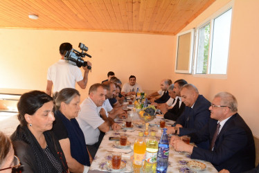 Rayon rəhbəri “Konstitusiya və Suverenlik İli” çərçivəsində Dəmirçilər və Cəmilli kəndindən olan şəhid ailələri və qazilərlə görüş keçirib