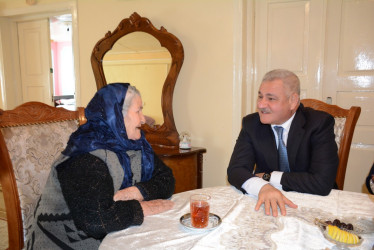 Rayon rəhbəri şəhid Mübariz Süleymanovun ailəsini ziyarət edib