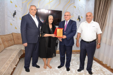 Tərtər Rayon İcra Hakimiyyətinin başçısı Müstəqim Məmmədov 70 illik yubileyi münasibətilə təqaüddə olan müəllimə Şöhlət Babayevanı evində ziyarət edib