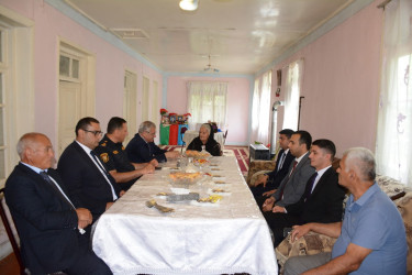 İcra başçısı şəhid anası Xırdaxanım Əliyevanı 80 illik yubileyi münasibəti ilə təbrik edib