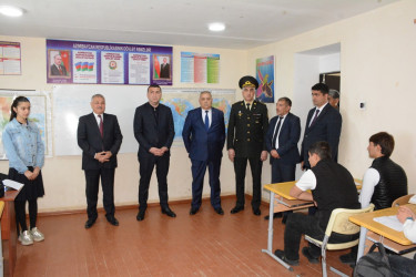Rayon rəhbəri Buruc kənd tam orta məktəbində mövcud şəraitlə tanış olub