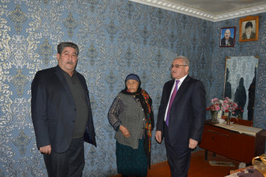 İcra başçısı şəhid anası Ağayeva Qəmzəni 90 illik yubileyi münasibəti ilə təbrik edib