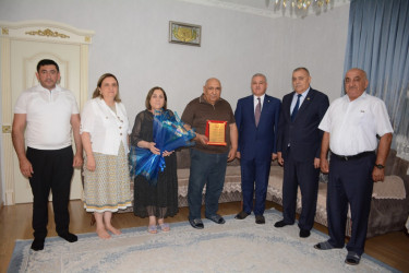 İcra başçısı 70 illik yubileyi münasibətilə təcrübəli cərrah Mübariz Mahmudovu təbrik edib
