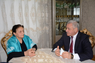 Rayon rəhbəri şəhid Teyyub Həsənovun ailəsini ziyarət edib