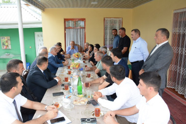 Rayon rəhbəri “Konstitusiya və Suverenlik İli” çərçivəsində Evoğlu kəndində şəhid ailələri və qazilərlə görüş keçirib