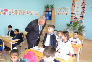 İcra başçısı Sarov kənd tam orta məktəbində mövcud şəraitlə tanış olub