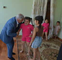İcra başçısı şəhid anası Sevil Abbasovanı 60 illik yubileyi münasibəti ilə təbrik edib