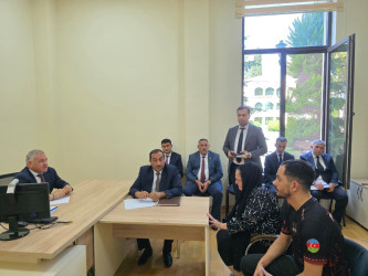 Rayon rəhbəri vətəndaş müraciətlərini dinləyib