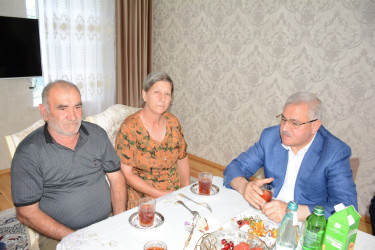 İcra başçısı şəhid anası Pərvanə Əhmədovanı 55 illik yubileyi münasibəti ilə təbrik edib