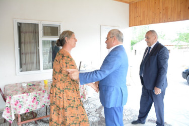 İcra başçısı şəhid anası Pərvanə Əhmədovanı 55 illik yubileyi münasibəti ilə təbrik edib