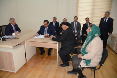 Rayon rəhbəri vətəndaş müraciətlərini dinləyib