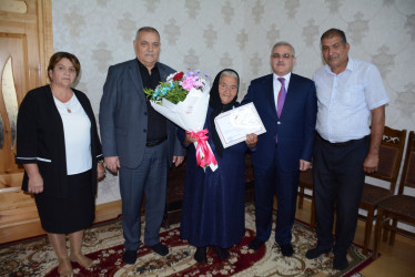 Rayon rəhbəri “Konstitusiya və Suverenlik İli” çərçivəsində şəhid anası Nəzakət Tapdıqovanı ad günü münasibəti ilə təbrik edib