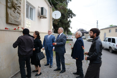 Rayon rəhbəri 27 sentyabr-Anım Gününün beşinci ildönümü ilə əlaqədar 3-cü dərəcəli “Vətənə xidmətə görə” ordenli şəhid Rəşad Vəlizadənin ailə üzvləri ilə birlikdə onun adını daşıyan küçədə aparılan əsaslı təmir işləri ilə tanış olublar