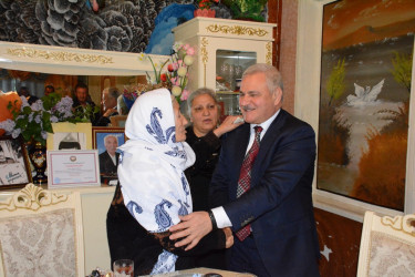İcra başçısı şəhid anası Solmaz Cəfərovanı 85 illik yubileyi münasibəti ilə təbrik edib