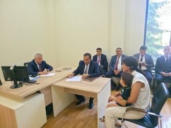 Rayon rəhbəri vətəndaş müraciətlərini dinləyib