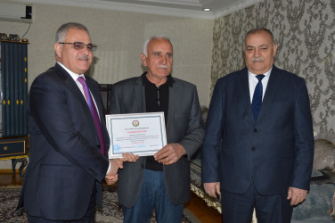 Rayon rəhbəri şəhid atası Lətif Məmmədovu 85 illik yubileyi münasibəti ilə təbrik edib