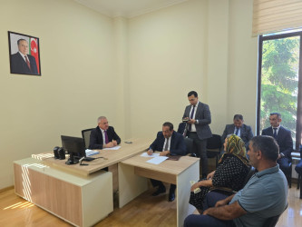 Rayon rəhbəri vətəndaş müraciətlərini dinləyib