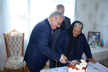 Rayon rəhbəri “Konstitusiya və Suverenlik İli” çərçivəsində şəhid anası Nəzakət Tapdıqovanı ad günü münasibəti ilə təbrik edib