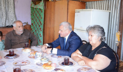 Rayon rəhbəri “Konstitusiya və Suverenlik İli” çərçivəsində şəhid Cəfərov Təbrizin ailəsini ziyarət edib