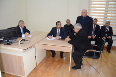 Rayon rəhbəri vətəndaş müraciətlərini dinləyib