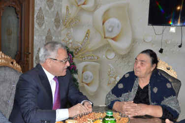 İcra başçısı şəhid anası Dürnisə Rəhimovanı 75 illik yubileyi münasibəti ilə təbrik edib