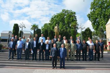 Ağdərə Su Meliorasiya Sistemləri İstismarı İdarəsinin işçiləri Tərtərdə Ulu Öndər Heydər Əliyevin abidəsini ziyarət ediblər