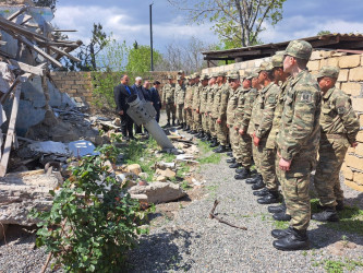 Hərbçilərin  44 günlük Vətən Müharibəsində ermənilərin atdığı “Smerç” tipli raket nəticəsində şəhər sakini Sahib İsmayılovun dağılmış evinin yerində yaradılmış ev muzeyinə ekskursiyası təşkil olunub.