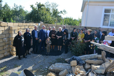 Tərtərlilər “Anım Günü”ndə 44 günlük Vətən müharibəsində erməni separatçıları tərəfindən atılan “Smerç” raketi nəticəsində dagıdılmış açıq havada fəaliyyət göstərən ev muzeyinə ekskursiya etdilər