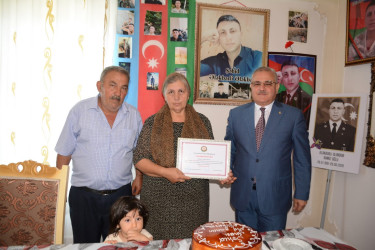 İcra başçısı şəhid anası Nabat Ələkbərovanı 60 illik yubileyi münasibəti ilə təbrik edib