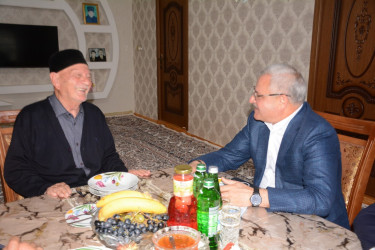 Rayon rəhbəri 87 yaşlı kənd ağsaqqalını evində ziyarət edib